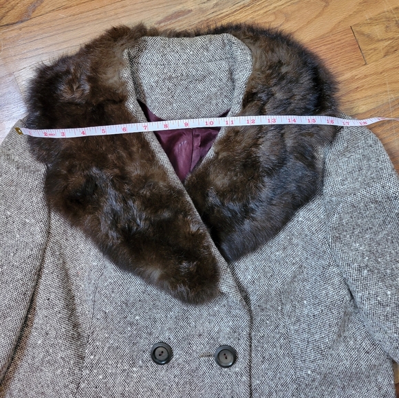 Vintage 1940s or 1950s Women's Double-Breasted Coat & Skirt with Fur Collar - Picture 5 of 16